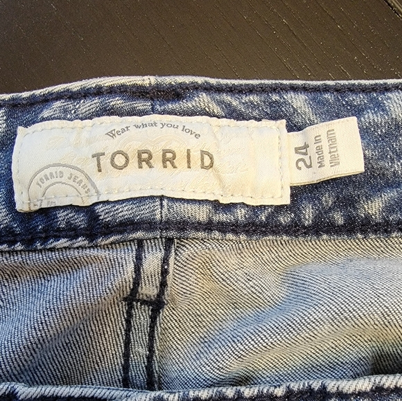 Torrid Acid Washed shorts, Sz24 - Picture 4 of 10